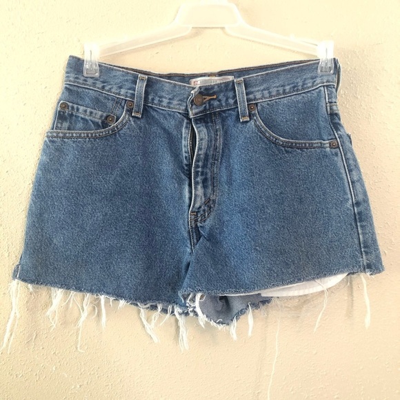 Levi Straus Relaxed Fit Cut Off Jean Shorts - Picture 3 of 8